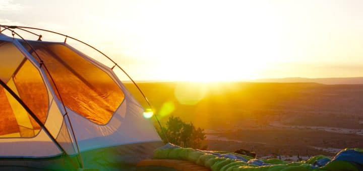 découvrez l'univers du camping : une escapade en pleine nature, des moments inoubliables en famille ou entre amis, et des conseils pour choisir le meilleur emplacement, les équipements essentiels et les activités à ne pas manquer pour profiter pleinement de votre séjour en plein air.