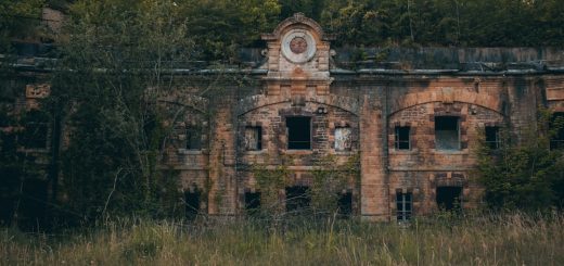 découvrez l'urbex, une aventure fascinante à travers des lieux abandonnés et méconnus. explorez des bâtiments historiques, des espaces industriels et des sites mystérieux, tout en capturant l'essence du passé à travers votre objectif.