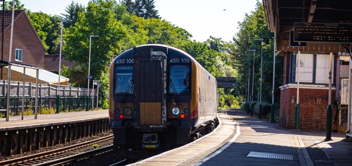 découvrez l'univers des transports publics, une solution pratique et écologique pour vos déplacements quotidiens. informez-vous sur les différents modes de transport, leurs horaires et astuces pour optimiser vos trajets en ville.